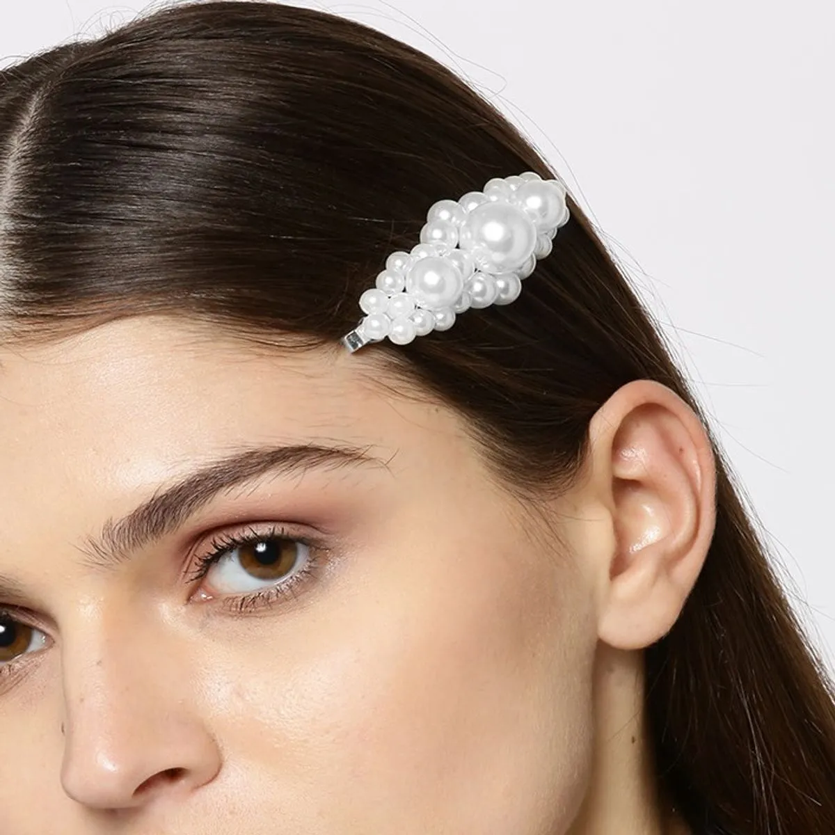 OOMPH White Pearl Silver Tone Party Hairclip/hairpin