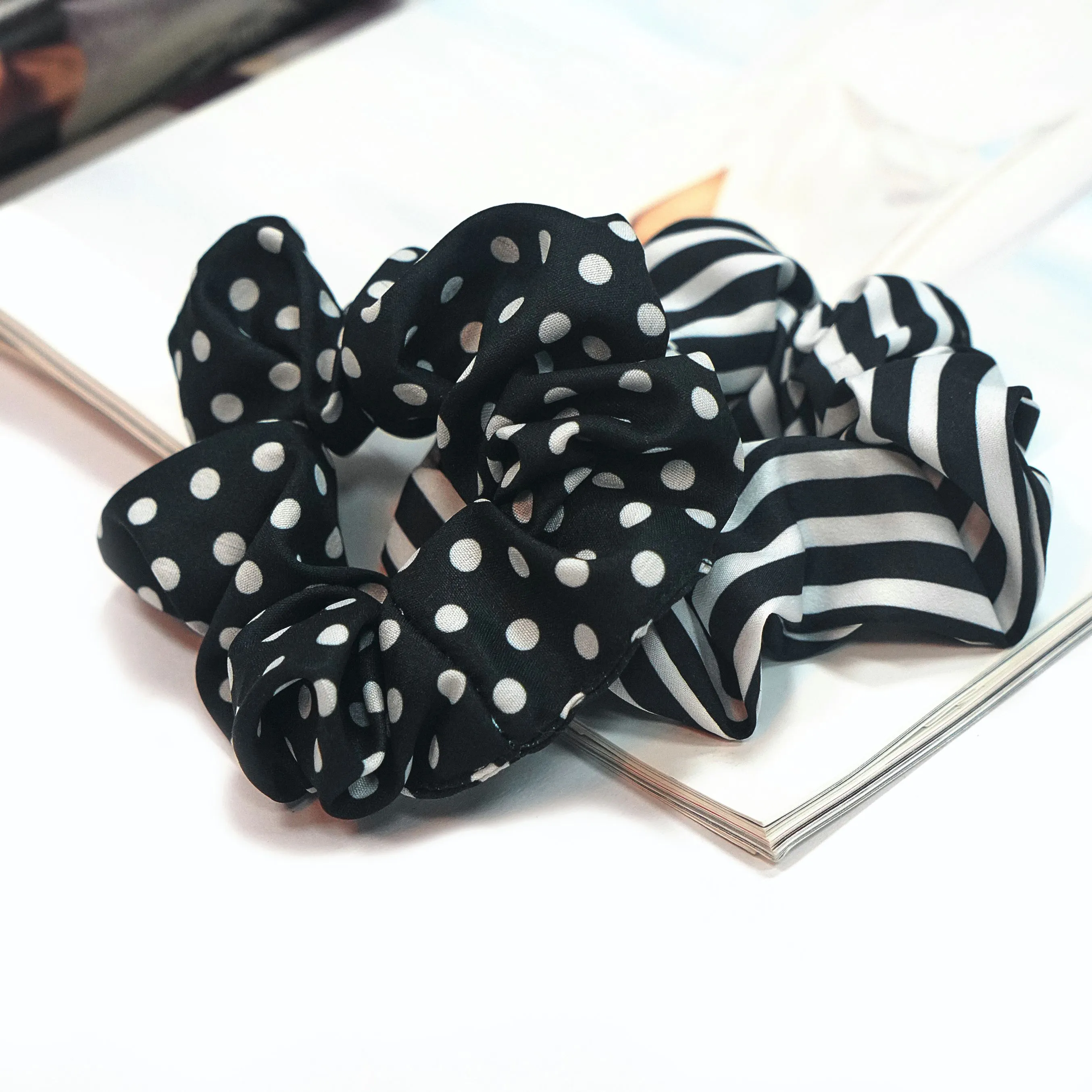 Belleziya Black Stiripe Polka Scrunchies Pack Of 2 Hair Band For Women