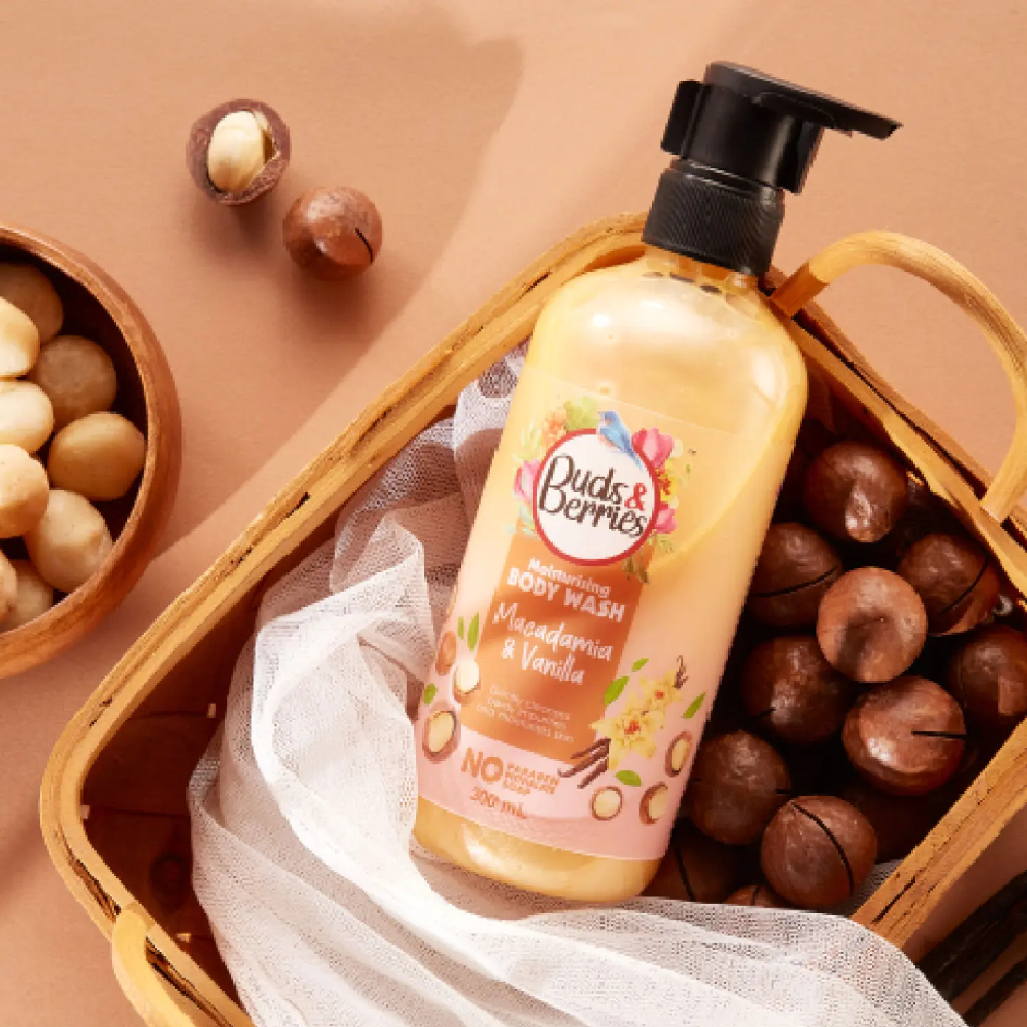 Buds & Berries Moisturising Macadamia and Vanilla Body Wash, No Paraben, No Soap - 300 ml